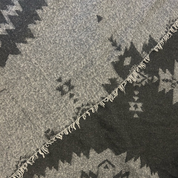 Large Square Scarf Gray Pattern - Picture 5 of 7